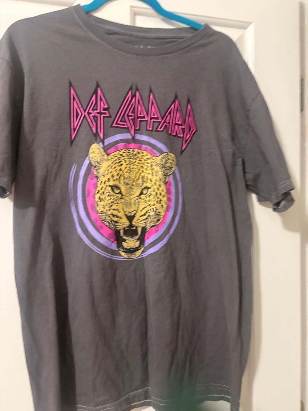 Def Leppard Band T-Shirt Size L Gray Pink Leopard Graphic Rock Tee